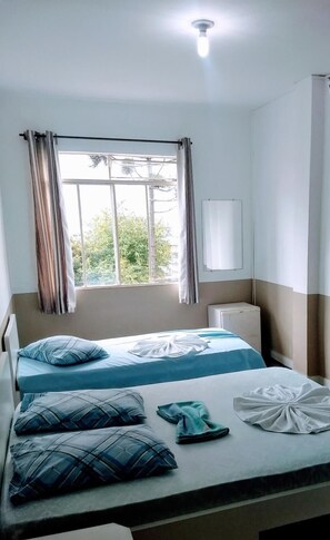 Desk, blackout drapes, free WiFi, bed sheets - Hotel Aruba (Curitiba)