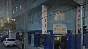 A building with a sign that reads "HOTEL ARUBA" and a phone number. - Hotel Aruba (Curitiba)