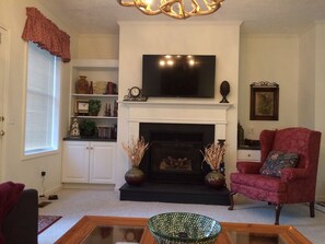 Smart TV, fireplace, foosball, table tennis - Secluded House, 2 Minute Walk to Gorgeous Lake, Bald Rock & Walking Trails (Sapphire)