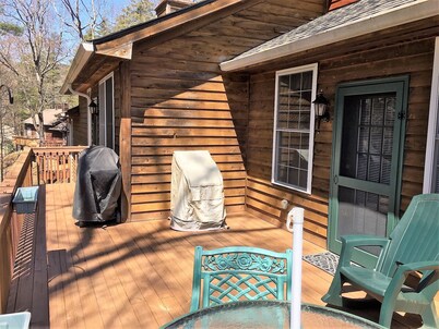 Secluded House, 2 Minute Walk to Gorgeous Lake, Bald Rock & Walking Trails