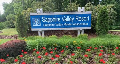 Secluded House, 2 Minute Walk to Gorgeous Lake, Bald Rock & Walking Trails