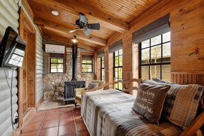 5 habitaciones, tabla de planchar con plancha y acceso a internet