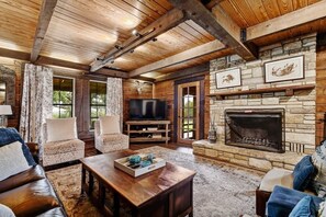 Televisión, chimenea, mesa de ping pong