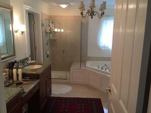 Duschwanne, Whirlpool, Haartrockner, Handtücher