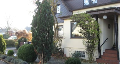 Viele Ausflugsziele,zb.Museumsdorf,Wildpark,Altes Land,Oper,Theater und Musical.