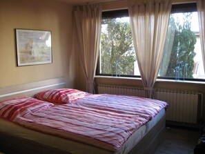 Silitysrauta/-lauta, Wi-Fi, vuodevaatteet