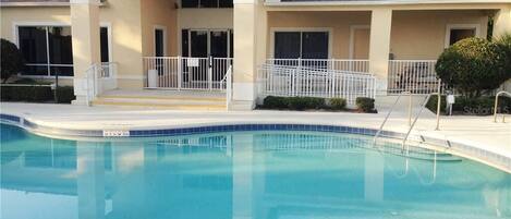 Utendørsbasseng og et oppvarmet basseng