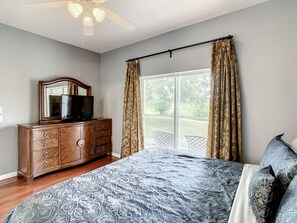 4 bedrooms, iron/ironing board, free WiFi, bed sheets