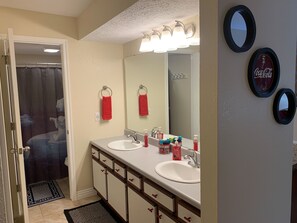 Combined shower/bathtub, hair dryer, towels, soap - WALK-IN, KING bed, Newly Renovated, Coca Cola themed, FREE WI-FI, NEW HVAC 2023 (Branson)