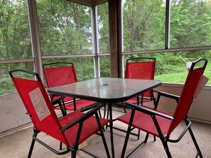 Dining - WALK-IN, KING bed, Newly Renovated, Coca Cola themed, FREE WI-FI, NEW HVAC 2023 (Branson)