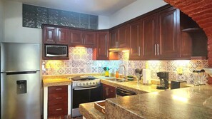 Een koelkast, een microgolfoven, een oven, een kookplaat