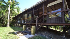 Una estructura de madera con un porche cubierto, escalones que conducen a un balcón y un letrero que dice THE LODGE.