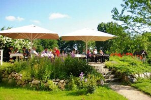 Outdoor dining - Double room - Manor House Barkow (Barkhagen)