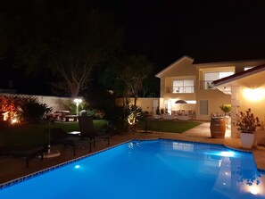 Outdoor pool, a heated pool - Cottage Chardonnay, 3 STAR, Kitchen Line, Fast WiFi, 48 "Smart TV, Solar Pool (Constantia - Kapstadt)