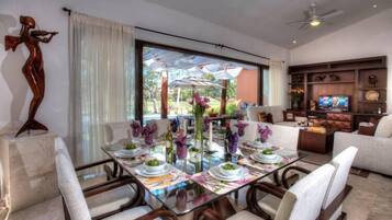 Villa clásica, 4 habitaciones | Servicio a la habitación