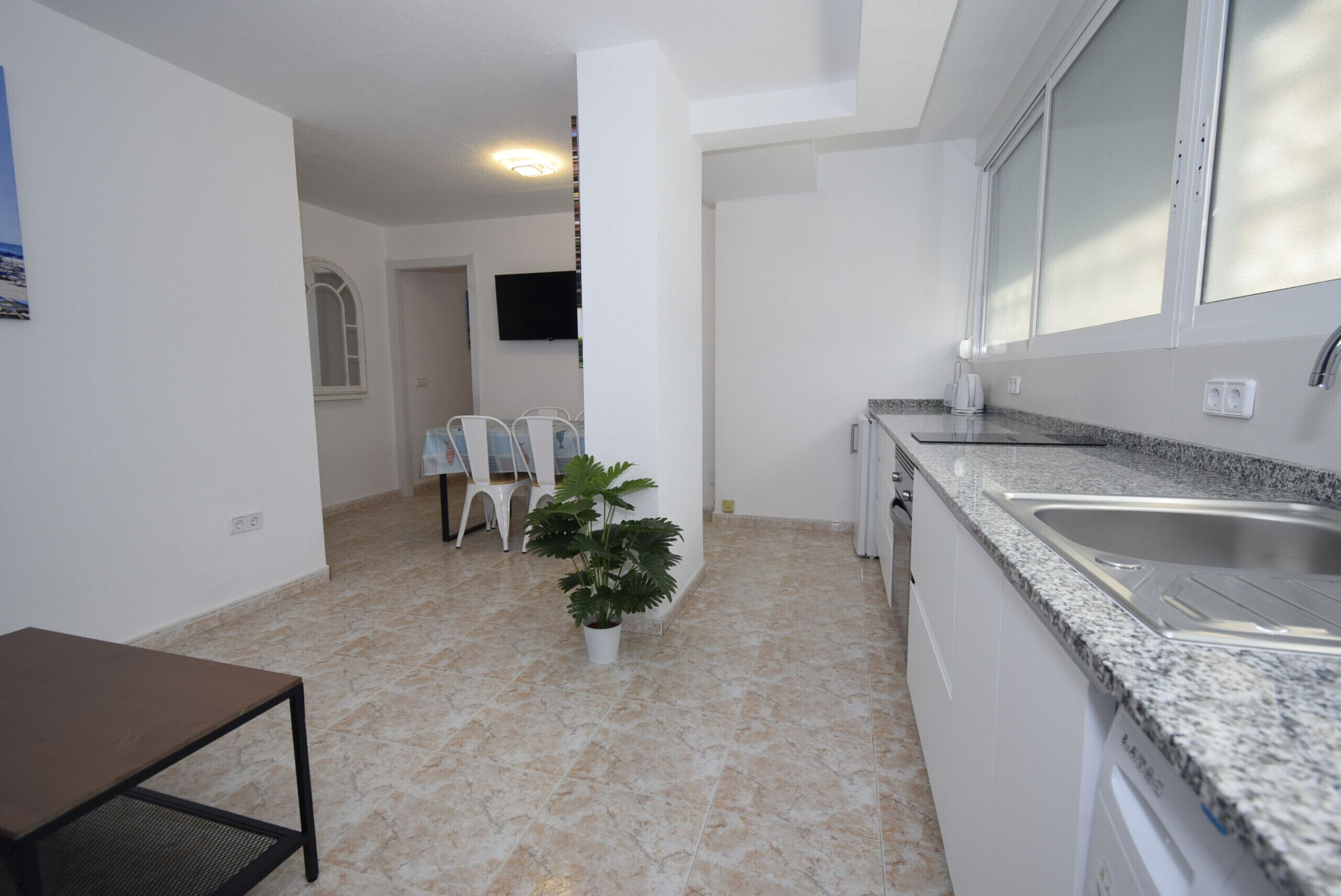 Een koelkast, een magnetron, een oven, een koffiezetapparaat/waterkoker