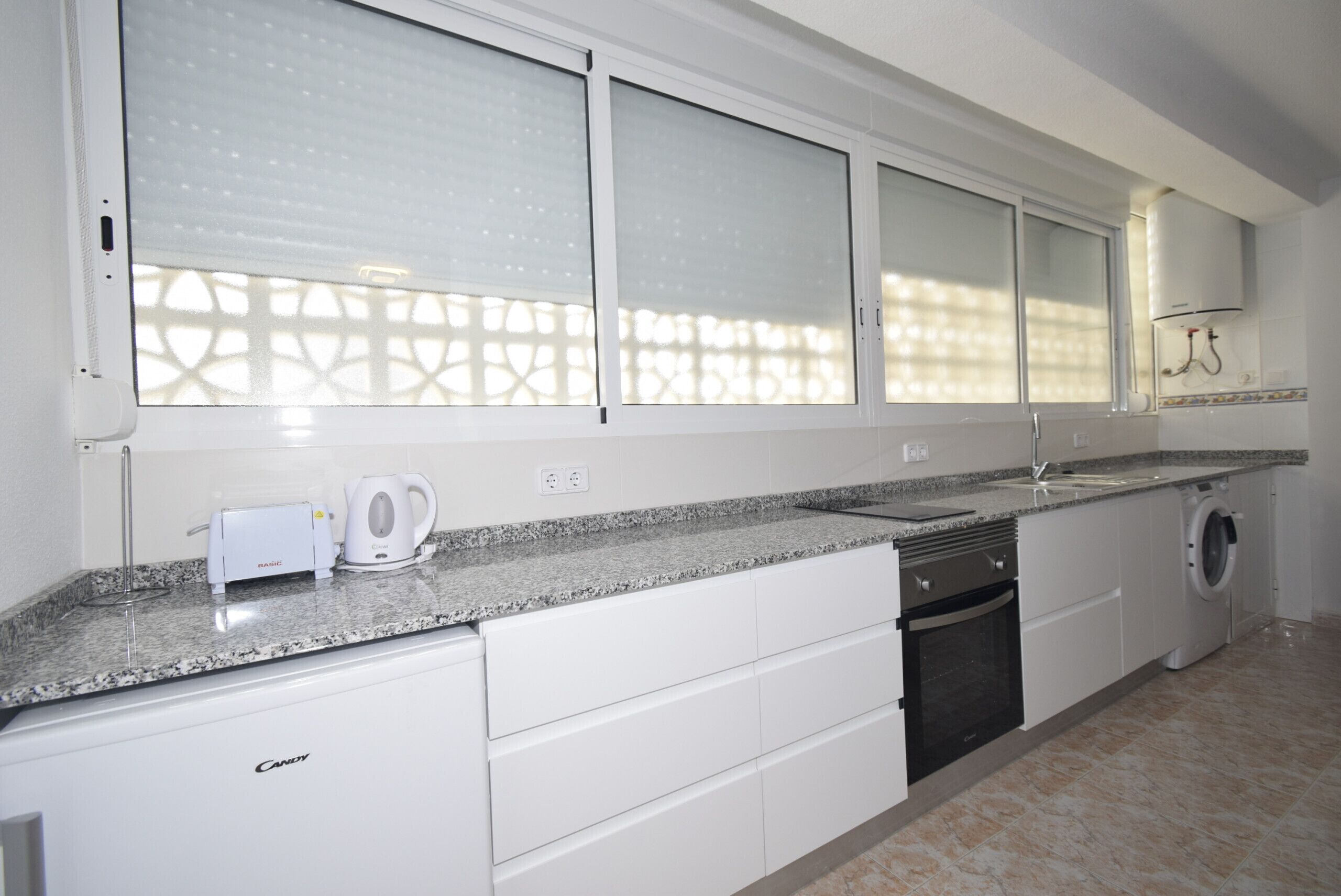 Kühlschrank, Mikrowelle, Ofen, Wasserkocher mit Kaffee-/Teezubehör