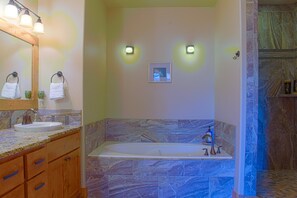 Combined shower/bathtub, jetted bath, hair dryer, towels