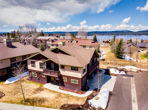 Pet Friendly High End Condo Steps from Payette Lake and downtown McCall