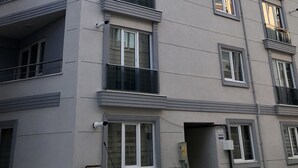 A multi-story residential building with balconies, large windows, and a flat facade. - Edirne Apart (Edirne)