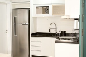 Geladeira, micro-ondas, fogão, cooktop