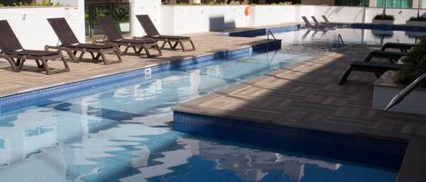 Una piscina al aire libre