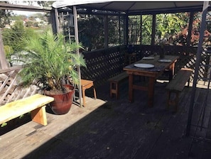 Outdoor dining - Monterey House with Sunroom full kitchen, WiFi, cable and happiness (Del Rey Oaks)