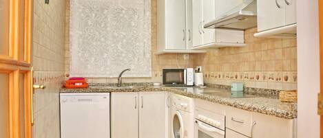 Geladeira, micro-ondas, fogão, cooktop