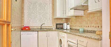 Jääkaappi, mikroaaltouuni, uuni, liesi