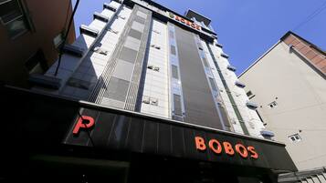 Vista frontal de la propiedad