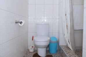Serviettes fournies, papier toilette