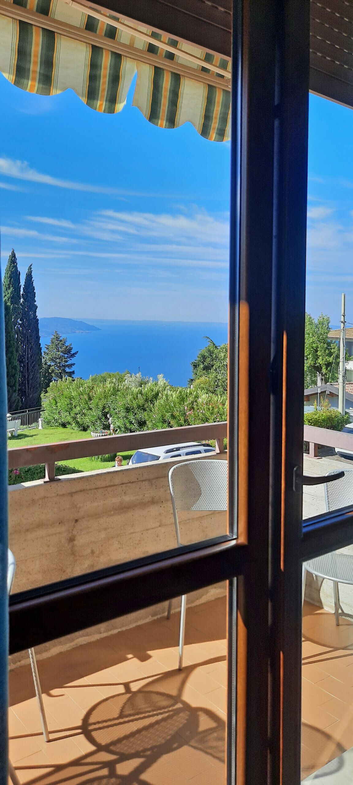 Une vue depuis un balcon avec une balustrade, un vélo et un espace patio.