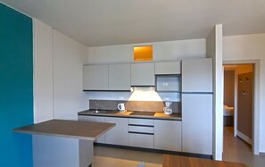 Kühlschrank, Wasserkocher mit Kaffee-/Teezubehör, Toaster