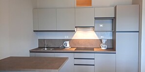 冷蔵庫、コーヒー / ティーメーカー、トースター、調理器具と食器