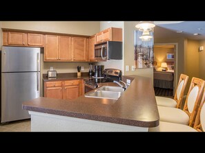 Mikroaaltouuni, astianpesukone, kahvin-/teenkeitin