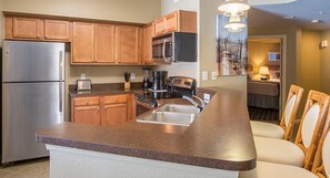 Mikrowelle, Geschirrspüler, Wasserkocher mit Kaffee-/Teezubehör