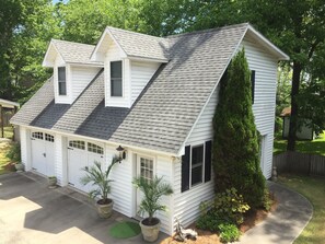 Exterior - 5-Star Comfort - Walk to Marina, Restaurants, Water Front Park, Boater Friendly! (Belhaven)