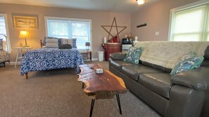 Smart TV - 5-Star Comfort - Walk to Marina, Restaurants, Water Front Park, Boater Friendly! (Belhaven)