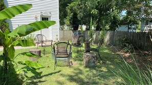 Outdoor dining - 5-Star Comfort - Walk to Marina, Restaurants, Water Front Park, Boater Friendly! (Belhaven)