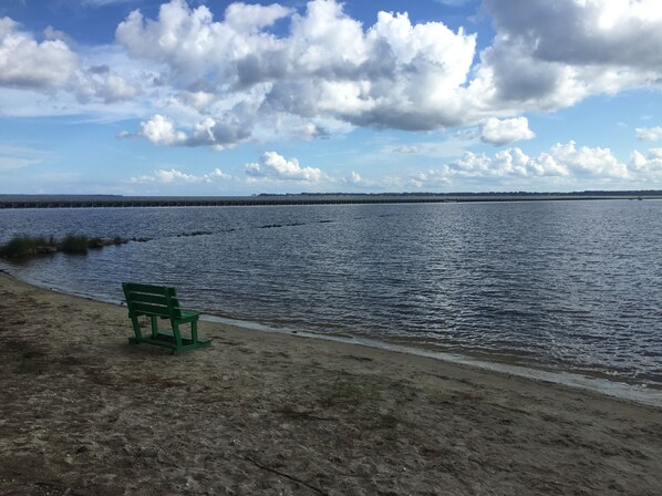 Beach - 5-Star Comfort - Walk to Marina, Restaurants, Water Front Park, Boater Friendly! (Belhaven)