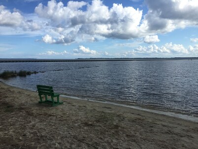 5-Star Comfort - Walk to Marina, Restaurants, Water Front Park, Boater Friendly!