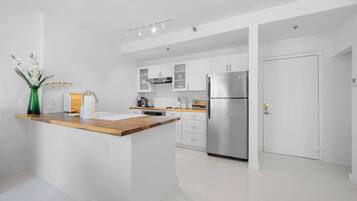 Een koelkast, een microgolfoven, een oven, een kookplaat