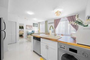 Frigorifero, microonde, forno, piano cottura