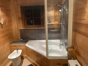 Combinazione doccia/vasca, asciugacapelli, bidet