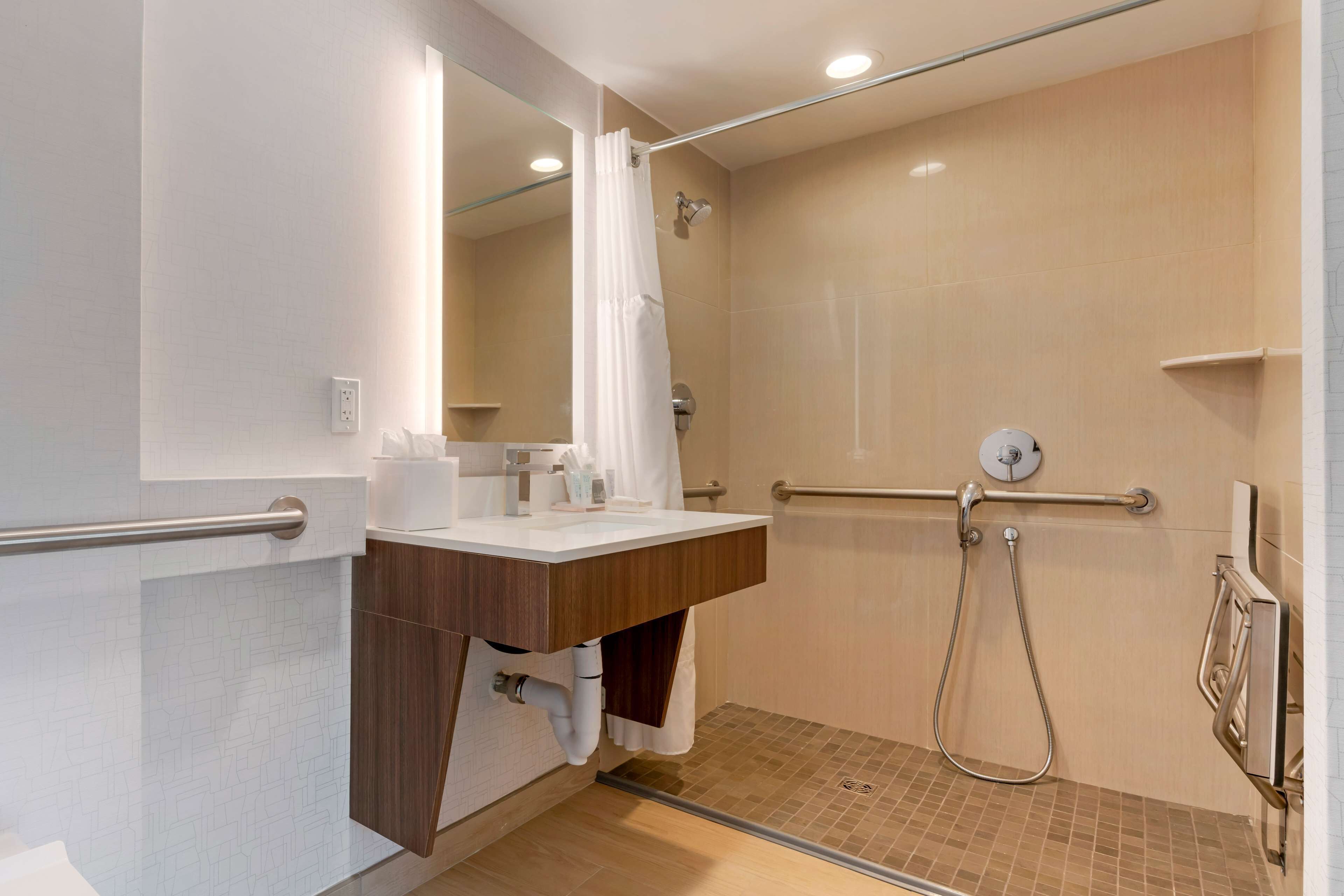 combined shower/bathtub, hair dryer, towels