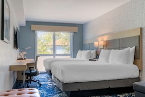 Caja de seguridad en la habitación y espacio para trabajar con laptop