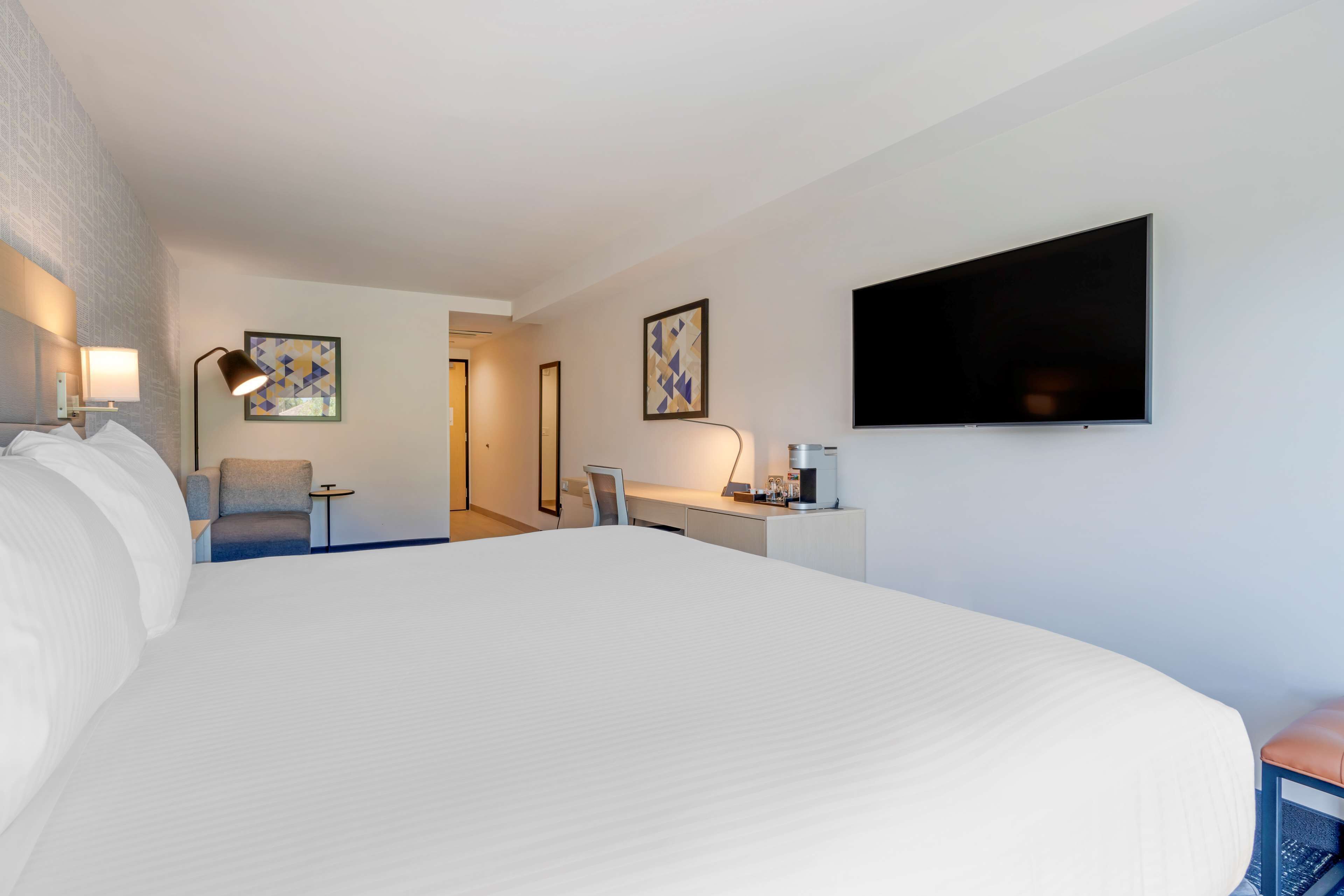 standard room, 1 king bed, non smoking, refrigerator | 1 bedroom, in-room safe, iron/ironing board, bed sheets