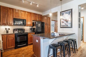 Een koelkast, een microgolfoven, een oven, een kookplaat