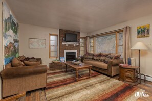 Smart-TV, Kamin, Tischfußball, Bücher