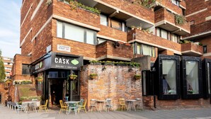 A brick building with a storefront named 'CASK' offering real ale and craft beer. - Smart Modern Studio in Pimlico with Garden Views (London)